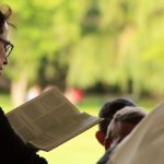 Pastor liest etwas vor