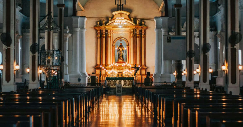 Leere Kirchenbänke spiegeln nachlassende Kirchenbindung wider