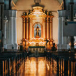 Leere Kirchenbänke spiegeln nachlassende Kirchenbindung wider